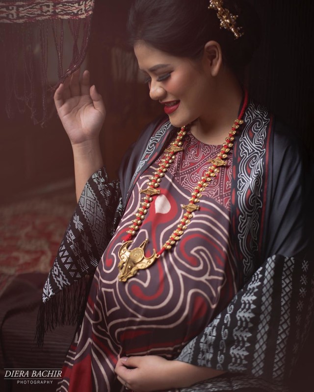 Kahiyang dalam balutan kain tradisional Foto: Dok. Kahiyang Ayu/Instagram