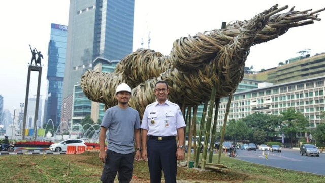 Anies tinjau Seni Bambu di Bundaran HI, Rabu (15/8). (Foto: Instagram/@aniesbaswedan)