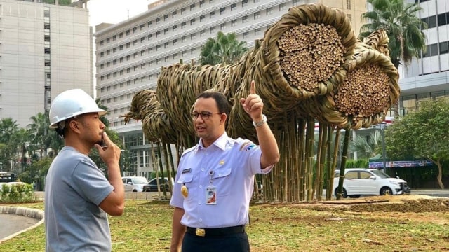 Anies tinjau Seni Bambu di Bundaran HI, Rabu (15/8). Foto: Instagram/@aniesbaswedan