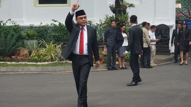 Syafruddin gunakan mobil dinas Wakapolri saat meninggalkan Kompleks Istana.  (Foto: Yudhistira Amran Saleh/kumparan)
