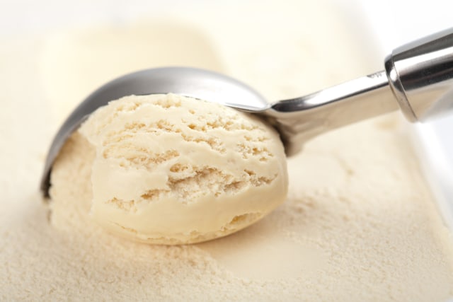 Ilustrasi menyendok es krim (Foto: Thinkstock)
