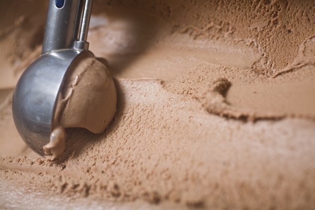 Ilustrasi menyendok es krim (Foto: Thinkstock)