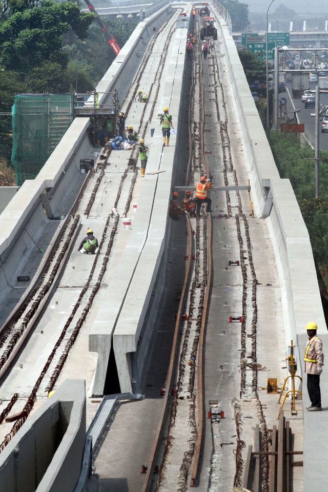 Pekerja menyelesaikan proyek pembangunan Light Rail Transit (LRT) Jakarta-Bogor-Depok-Bekasi (Jabodebek) di Jakarta Timur, Rabu (15/8/2018). (Foto: ANTARA FOTO/Yulius Satria Wijaya)