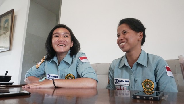 Fransiska (kiri) dan Mathilda (kanan) dua pendaki perempuan yang sukses mencapai puncak Everest, Rabu (15/8). (Foto: Eny Immanuella Gloria)