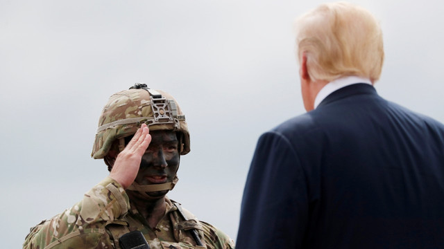 Prajurit Angkatan Darat hormat kepada Presiden Donald Trump, New York, Amerika Serikat (14/08/2018). Foto: REUTERS/Carlos Barria