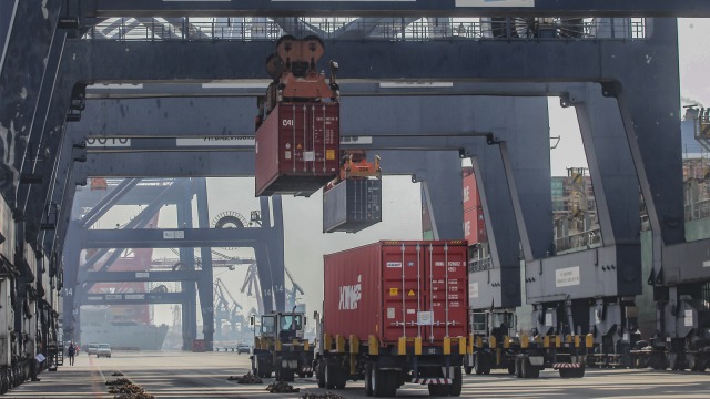 Suasana aktivitas bongkar muat peti kemas di Pelabuhan Tanjung Priok, Jakarta, Rabu (15/8/2018). Foto: ANTARA FOTO/Muhammad Adimaja