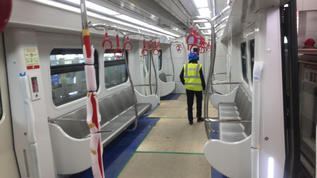 Suasana di dalam Light Rail Transit (LRT) Jakarta. (Foto: Fachrul Irwinsyah/kumparan)