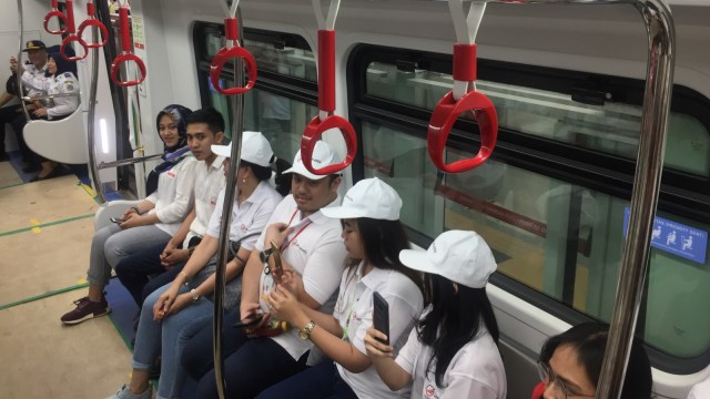 Suasana di dalam Light Rail Transit (LRT) Jakarta. (Foto: Fachrul Irwinsyah/kumparan)