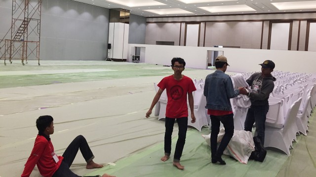 Para pekerja di Ballroom dan suasana Ballroom yang masih kosong, Rabu (15/8). (Foto: Sandy Firdaus/kumparan)
