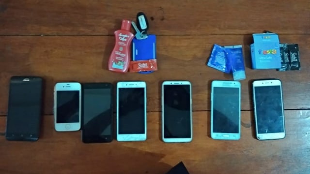Barang bukti prostitusi online di Apartemen Margonda Residence 2 Kota Depok. (Foto: Dok. Polres Depok)