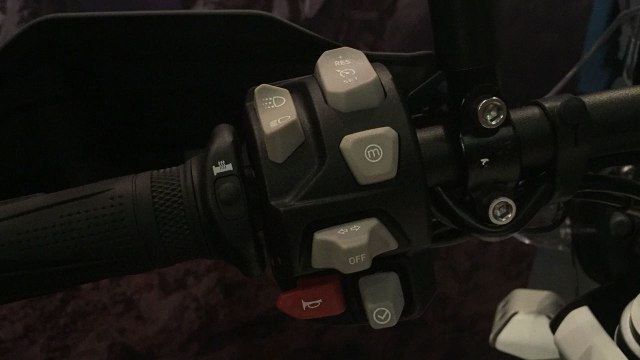 Stang Kiri New Triumph Tiger 800 XCX (Foto: Aditya Pratama Niagara/kumparanOTO)