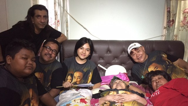 Pemain Si Doel mengunjungi Aminah Cendrakasih. (Foto: Giovanni/kumparan)