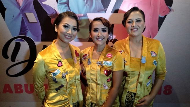 BE3 mengenakan kebaya kuning (Foto:  Alexander Vito Edward Kukuh/kumparan)