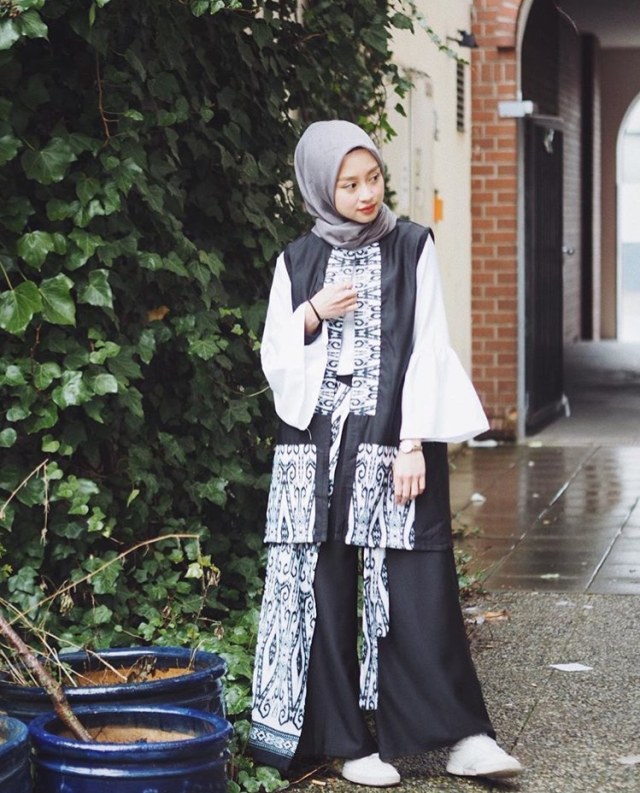 OOTD Kain Indonesia ala Selebgram Hijab: Gita Savitri (Foto: Instagram @gitasav)