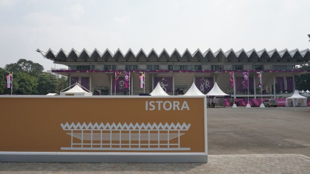 Suasana di sekitar Istora Senayan jelang pembukaan Asian Games 2018 (Foto: Nugroho Sejati/kumparan)