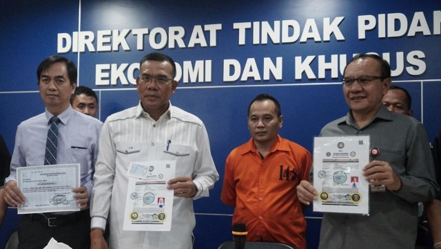 (Kiri ke kanan) Pejabat Departemen Hukum BI Panji Ahmad, Wakil Direktur Tipideksus Bareskrim Polri Kompol Daniel Tahi Monang Silitonga, Tersangka Ketua UN Swissindo Sino Sugiharto dan Ketua Satgas Waspada Investasi OJK Tongam L Tobing memperlihatkan dokumen palsu dalam konferensi pers kasus dugaan tindak pidana pembuatan sertifikat Bank Indonesia palsu di Bareskrim Polri, Jalan Medan Merdeka Timur, Jakarta, (16/8). (Foto: Jamal Ramadhan/kumparan)