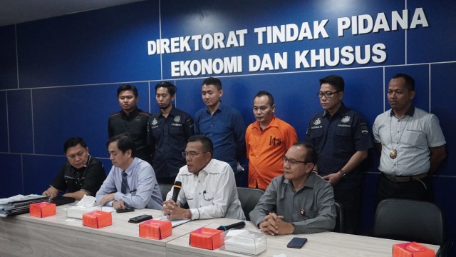 Pejabat Departemen Hukum BI Panji Ahmad (dua dari kiri), Wakil Direktur Tipideksus Bareskrim Polri Kompol Daniel Tahi Monang Silitonga (tiga dari kiri), Tersangka Ketua UN Swissindo Sino Sugiharto (baju oranye) dan Ketua Satgas Waspada Investasi OJK Tongam L Tobing (empat dari kiri) di konferensi pers kasus dugaan tindak pidana pembuatan sertifikat Bank Indonesia palsu di Bareskrim Polri, Jalan Medan Merdeka Timur, Jakarta, (16/8). (Foto: Jamal Ramadhan/kumparan)