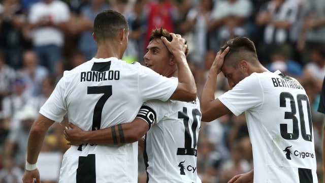 Ronaldo, Dybala, dan Bentancur merayakan gol untuk Juventus. (Foto: AFP/Isabella Bonotto)
