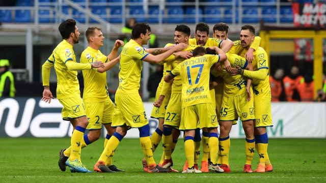 Para pemain Chievo merayakan gol pada pertandingan menghadapi Milan musim 2017/18. (Foto: AFP/Miguel Medina)