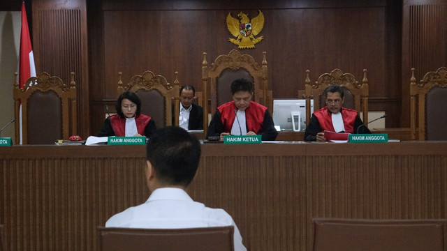 Fayakhun Andriadi menjalani sidang perdana terkait kasus korupsi pengadaan alat satelit monitoring Badan Keamanan Laut (Bakamla) di Pengadilan Tipikor, Jakarta, Kamis (16/8). (Foto: Fanny Kusumawardhani/kumparan)