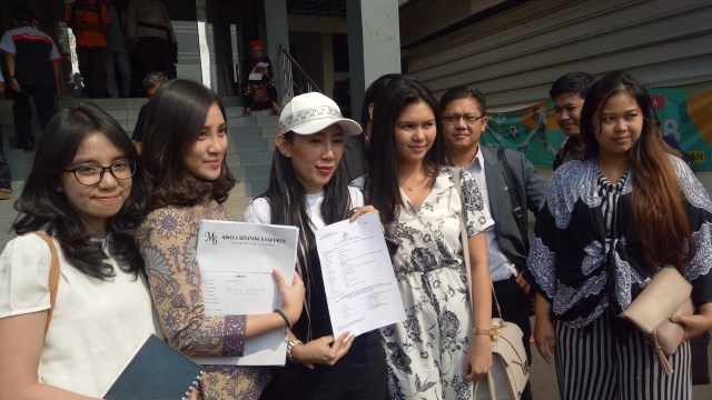 Dewi Sanca dan Minola Sebayang di Polda Metro Jaya (Foto: Aria Pradana/kumparan)