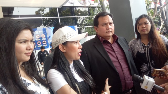 Dewi Sanca dan Minola Sebayang di Polda Metro Jaya (Foto: Aria Pradana/kumparan)