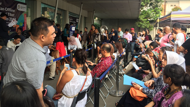 Antrean pembelian tiket opening Asian Games di kantor kiosTix, Jakarta Selatan, Kamis (16/8/2018). (Foto: Fachrizal Rizal/kumparan)