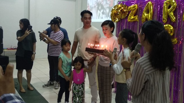 Keluarga bawa kue ulang tahun untuk Zara Leola, Kamis (16/8/2018). (Foto: Alexander Vito Edward Kukuh/kumparan)