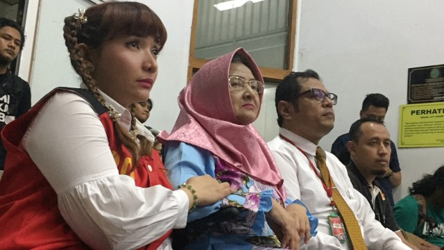 Roro Fitria ditemani Ibunya saat menjalani sidang lanjutan di Pengadilan Negeri Jakarta Selatan, Kamis (16/8/2018). (Foto: Giovanni/kumparan)