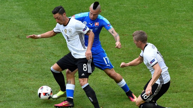 Oezil dan Kroos di laga vs Slovakia di Piala Eropa 2016. (Foto: DENIS CHARLET / AFP)