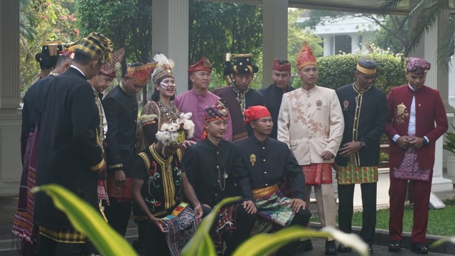 Paspampres pakai baju adat nusantara. (Foto: Yudhistira Amran Saleh/kumparan)
