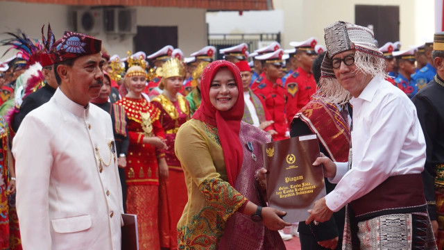 Menteri Hukum dan HAM, Yasonna Laoly (kanan) pada upacara kemerdekaan HUT ke-73 RI di Kementerian Hukum dan HAM, Jakarta, Jumat (17/8/2018). (Foto: Jamal Ramadhan/kumparan)
