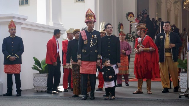 Presiden Jokowi mengenakan baju adat Aceh bersama Gibran dan Jan Ethes di Istana Merdeka, Jakarta, Jumat (17/8/18). (Foto: Yudhistira Amran Saleh/kumparan)