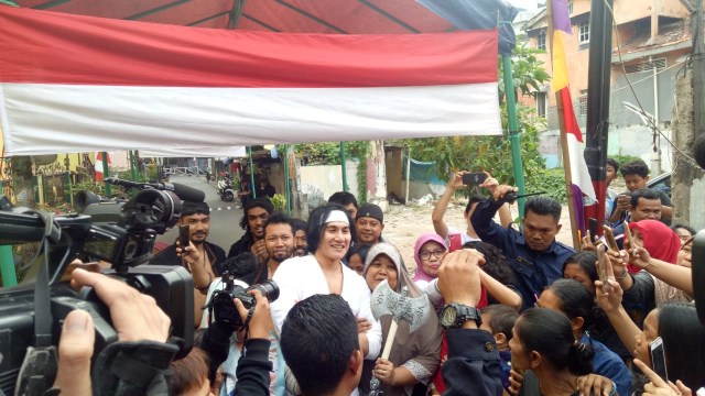 Vino G Bastian (tengah) dalam perayaan HUT RI ke-73 di Kampung Bali, Jakarta Pusat, Jumat (17/8/18). (Foto: Ainul Qalbi/kumparan)