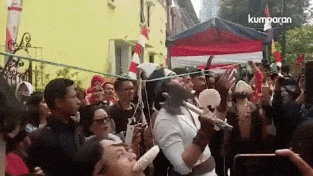 Wiro Sableng ikut lomba makan kerupuk. (Foto: Ainul Qalbi/kumparan)