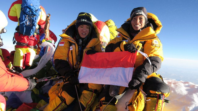 Fransiska Dimitri dan Mathilda di Puncak Everest (Foto: Dok. WISSEMU)