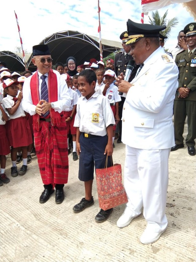 Joni bocah pemanjat tiang bendera
 (Foto: Twitter @kemlu_RI)