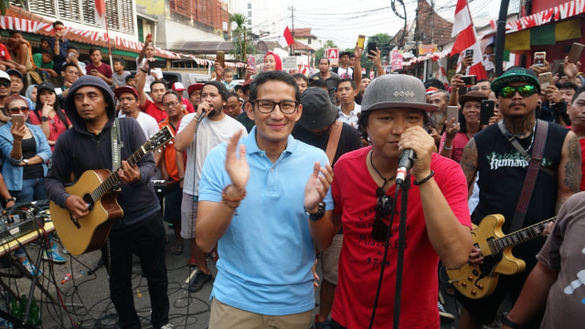 Sandiaga uno menikmati lantunan lagu reggae yang dibawakan steven jams di jalan jaksa.  (Foto: Jamal Ramadhan/kumparan)