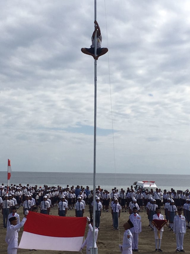 Joni bocah pemanjat tiang bendera (Foto: Dok, Sekolah Staf Dinas Luar Negeri (SESDILU))