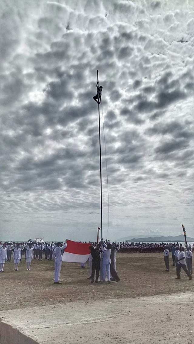 Joni bocah pemanjat tiang bendera. Foto: Dok, Sekolah Staf Dinas Luar Negeri (SESDILU)