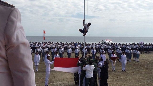 Joni bocah pemanjat tiang bendera (Foto: Dok, Sekolah Staf Dinas Luar Negeri (SESDILU))
