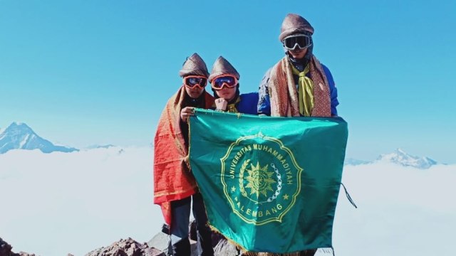 Tiga Pendaki Mahasiswa Universitas Muhammadiyah Palembang di Pucak Elbrus, Selasa (14/8/2018). (Foto: Dok. KBRI Moskow)