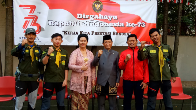 Mahasiswa Universitas Muhammadiyah Palembang bersama Duta Besar RI Moskow M. Wahid Supriyadi dan Ibu Murgiyati Supriyadi saat Peringatan HUT RI ke-73 Di KBRI Moskow. (Foto: Dok. KBRI Moskow)
