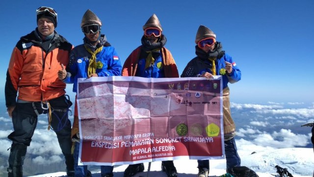 Tiga Pendaki Mahasiswa Universitas Muhammadiyah Palembang di Pucak Elbrus, Selasa (14/8/2018). (Foto: Dok. KBRI Moskow)