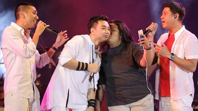 KAHITRAN bersama fans di atas panggung
 (Foto: Dok. Istimewa)
