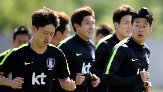 Son Heung-min (kanan) dalam sesi latihan Timnas Korea Selatan. (Foto: GABRIEL BOUYS / AFP)