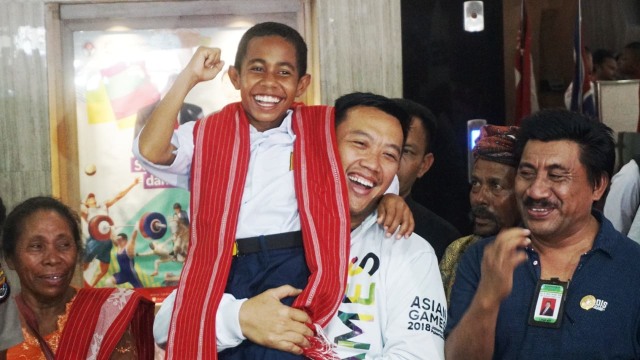 Joni (kedua kiri), pemanjat tiang bendera bersama Menpora Imam Nahrawi di Kemepora, Jakarta, Sabtu (18/8/2018). (Foto: Jamal Ramadhan/kumparan)