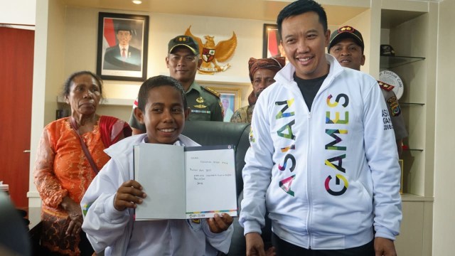 Joni, pemanjat tiang bendera bersama Menpora Imam Nahrawi  di Kemepora, Jakarta, Sabtu (18/8/2018). (Foto: Jamal Ramadhan/kumparan)