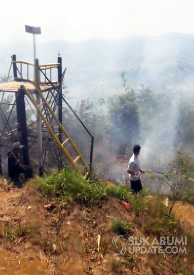 Gunung Sunda di Sukabumi Terbakar (1)