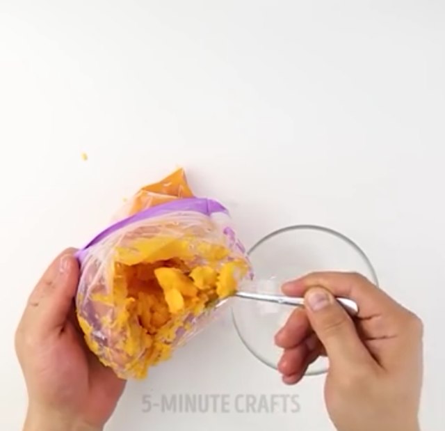 5 Langkah Mudah Bikin Minuman Beku Tanpa Kulkas (5)